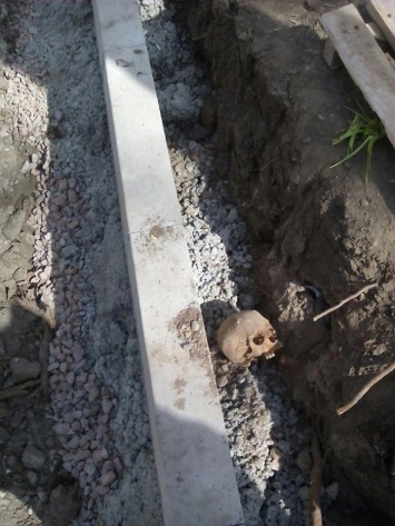 В Тернополе монтажники, которые укладывали бордюры на одной из улиц, обнаружили человеческие останки