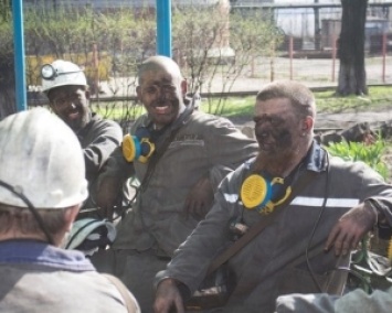 Моторола с российскими наемниками в цветах флага Украины залезли в шахту (ФОТО)