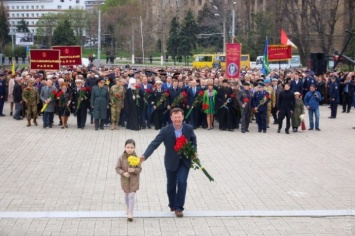 Чтобы первым возложить венок на Аллее славы, зам Саакашвили растолкал мэра Одессы, главу ВМС Украины и ветеранов