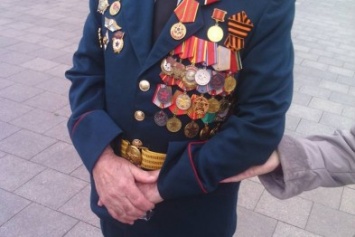 Соцсети позабавил "ряженый" ветеран на одесской Аллее Славы (ФОТО)
