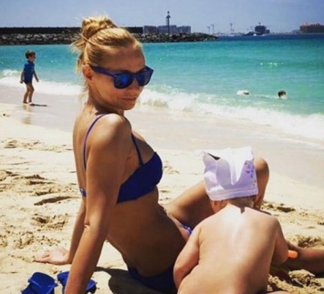 Татьяна Навка показала свое пляжное фото с дочерью