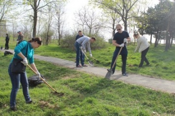 В Симферополе прошел первый ежемесячный субботник по распоряжению Аксенова: Самого главы Крыма видно не было (ФОТО)