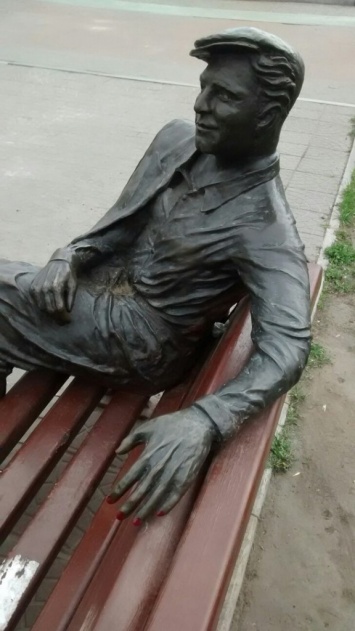 В Запорожье памятнику накрасили ногти (ФОТОфтакт)