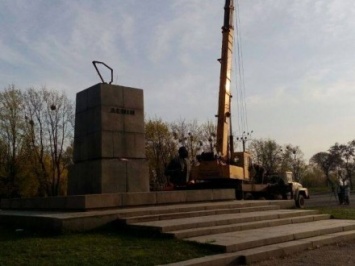 Монумент Ленину демонтировали в Харьковской области