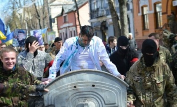 Главу юстиции Ивано-Франковщины бросили в мусорный бак (фото, видео)