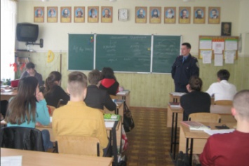 В Димитрове (Мирнограде) полицейские проинформировали школьников о вреде курения, употребления алкоголя и наркотиков