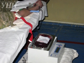Курсанты и преподаватели Житомирского военного института сдали кровь для военнослужащих