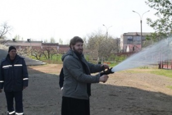В Новой Каховке спасатели учили священников пользоваться огнетушителями (фото)