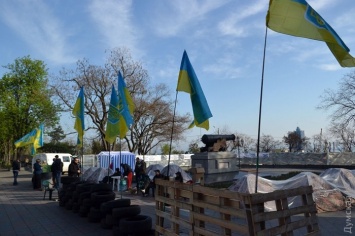 На площади у мэрии Одессы вырос палаточный городок