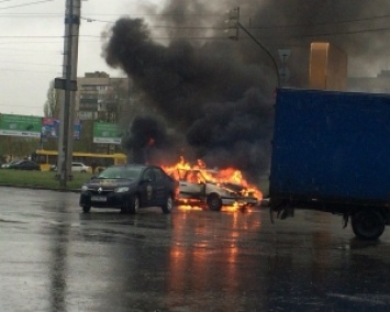 ДТП в Киеве: горящее авто остановило Ленинградскую площадь (ФОТО)