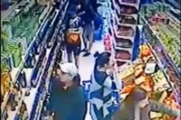 Разбойное ограбление в Днепропетровске: фанаты "Металлиста" устроили дебош в супермаркете