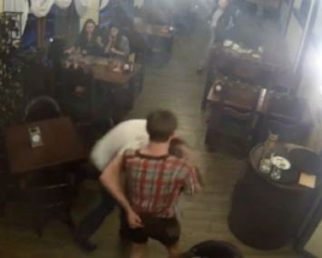 Брат Захарченко порезал горло официанту в донецком баре (ВИДЕО)