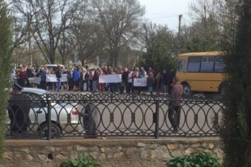 В Херсонской области люди пикетируют здание суда, где должны избрать меру пресечения молодым людям, подозреваемых в расстреле в поле людей (фото)
