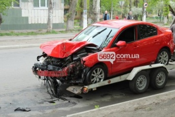 В Днепродзержинске произошло ДТП: водитель Mazda врезался в дерево