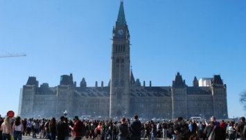 Тысячи канадцев пришли к парламенту поддержать легализацию марихуаны