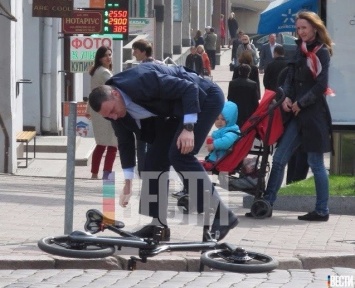С непривычки. Мэр Кличко упал с велосипеда, перелетев через руль. Велосипедная охрана не помогла