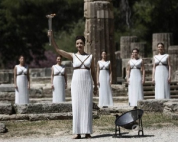 У Греции запалили олимпийский огонь (ФОТО, ВИДЕО)