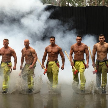 Горячий благотворительный календарь от австралийских пожарных