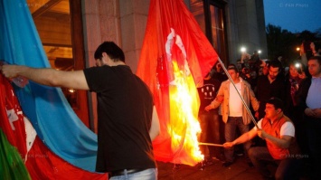 В Армении назревают протесты: на факельном шествии в Ереване в толпе жгут флаги Азербайджана и Турции