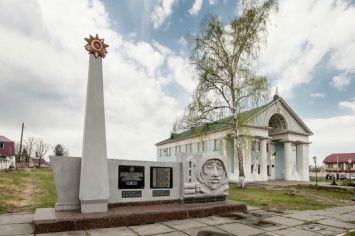 Памятник героям Великой Отечественной уничтожен под Киевом по приказу властей