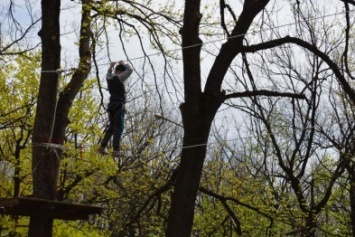 «На абордаж!» В Енакиево появился веревочный парк