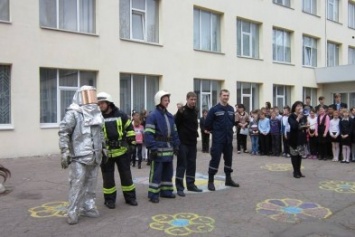 Димитровские (мирноградские) школьники узнали много интересного от спасателей ГПСЧ-52