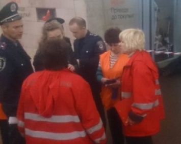 Трагическая смерть в метро Киева: мужчина вышел из вагона и упал замертво (ФОТО 18+)