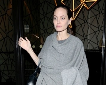 Болезненно худая Анджелина Джоли оделась в серое (ФОТО)
