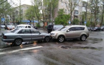 В центре Николаева столкнулись сразу три автомобиля
