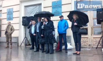 "Дождь смывает грехи": запорожцы митингуют под мэрией