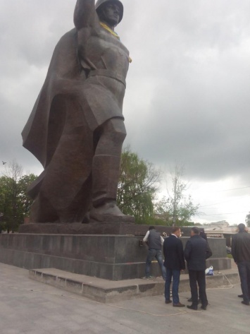 На памятнике Воину-освободителю "возвращают" надпись