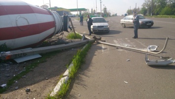 В Новой Одессе грузовик влетел в столб и перевернулся (ФОТО)