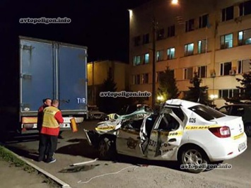 ДТП в Киеве: на Богатырской Renault Logan охранной фирмы уничтожился об грузовик - погиб водитель. ФОТО