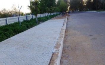 В Баштанке восстанавливают тротуары без доступа к ним людей с ограниченными возможностями