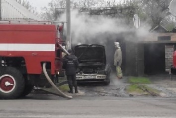 В Харькове горел гараж с автомобилем внутри (ФОТО)