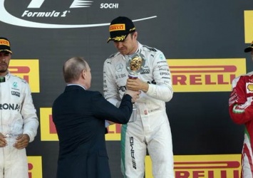 Путин вручил кубок Гран-при России гонщику Нико Росбергу