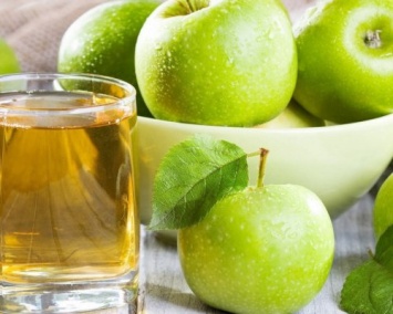 Ученые рассказали, кто должен пить яблочный сок только с водой