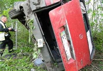 Переполненный автобус упал в трехметровую яму на Тернопольщине (фото)