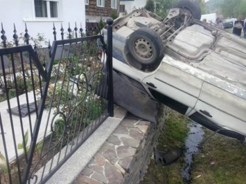 Авто 19-летнего парня на Закарпатье улетело в кювет (фото)