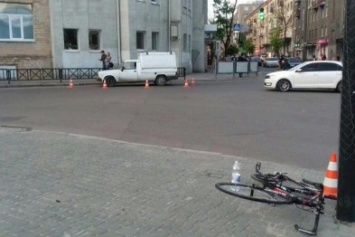 В Харькове велосипедист угодил под колеса автомобиля