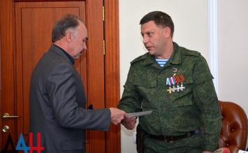 Захарченко наградил медалями «Золотая Звезда» родственников героев «ДНР» (ВИДЕО)(ФОТО)
