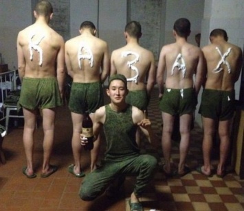 Резонансный скандал в российской армии: пьяные "деды" из Карачево избили новобранцев, расписав их спины разными словами