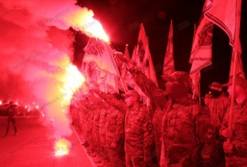 "Азов" устроил факельное шествие (фото)