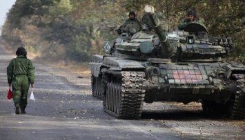 Российские солдаты с танками "потеснили" детей в школе