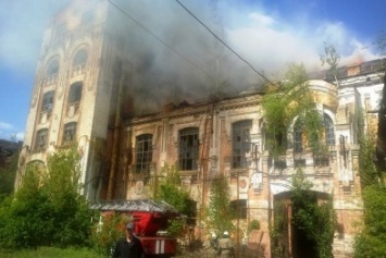 В Бердичеве горит помещение бывшего сахарного завода