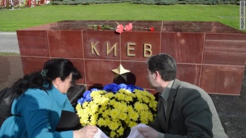 Несмотря на попытку полиции сорвать акцию, город - герой Киев все-таки получил цветы в Москве: опубликовано видео