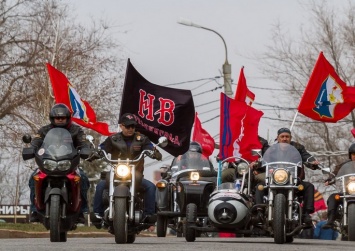 Путинским "волкам" в Праге устроили "коридор позора"