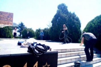 "Это наш город": молодые активисты Черноморска провели субботник у обелиска Славы (+фото)