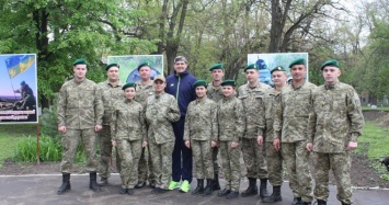 Крымский боксер Александр Усик провел мастер-класс украинским пограничникам (ФОТО)