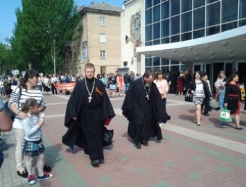 В Мелитополе со священника московского патриархата сорвали георгиевскую ленту